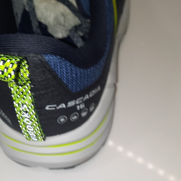 Brooks CASCADIA 16 Navy and Neon Yellow Athletic Shoes Size 11.5 Worn One Time. - Picture 5 of 16